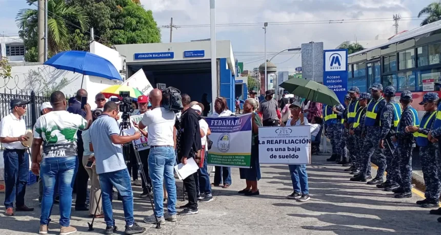 Retired teachers protest in front of Inabima over deductions to the Survivors' Insurance | De Último Minuto English