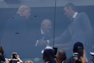 Trump greets Felipe VI and Pedro Sánchez in the final's VIP box | De Último Minuto English