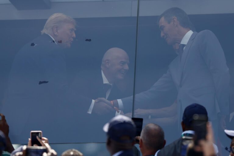 Trump greets Felipe VI and Pedro Sánchez in the final's VIP box | De Último Minuto English