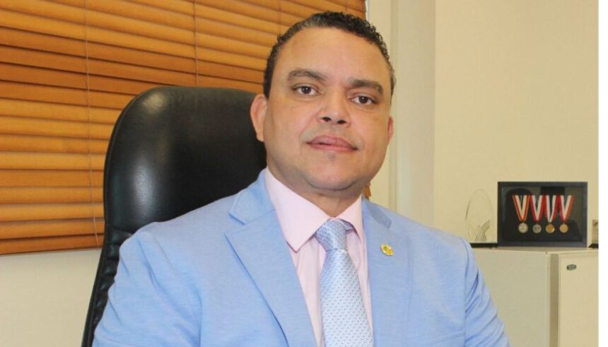 Julio Landrón proposes revising the medical Penal Code and announces an increase for hospitals | De Último Minuto English