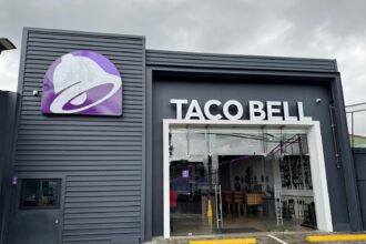 Taco Bell sued following intestinal infection outbreak linked to lettuce in the U.S. | De Último Minuto English
