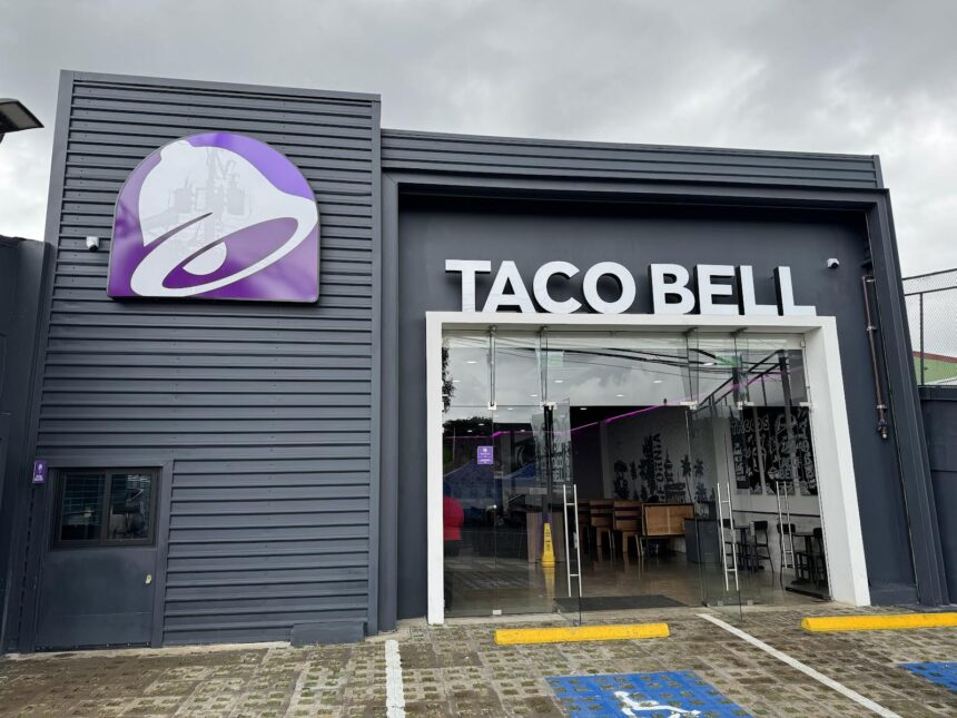 Taco Bell sued following intestinal infection outbreak linked to lettuce in the U.S. | De Último Minuto English