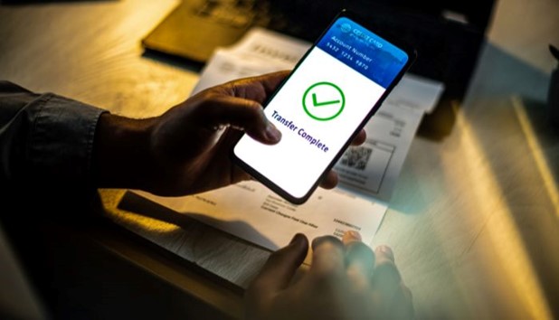 Banks apply tax increase on transfers and checks today | De Último Minuto English