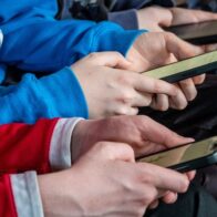 Philippines considers restricting social media for minors amid alarm over school violence | De Último Minuto English