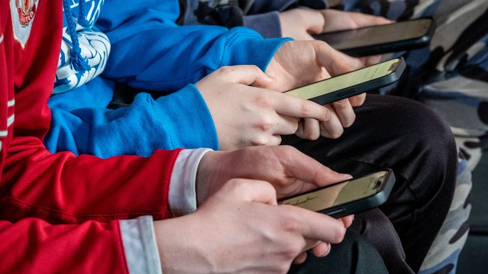 Philippines considers restricting social media for minors amid alarm over school violence | De Último Minuto English