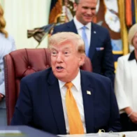 Trump warns Iran of a "very hard blow" if it backtracks on negotiations | De Último Minuto English