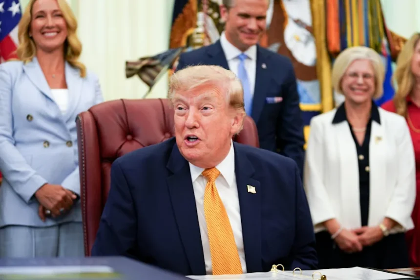 Trump warns Iran of a "very hard blow" if it backtracks on negotiations | De Último Minuto English
