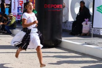 Ester Zárate completes 14-kilometer barefoot race and wins her category in Oaxaca
