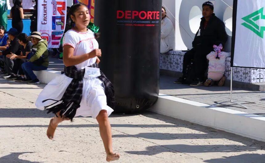 Ester Zárate completes 14-kilometer barefoot race and wins her category in Oaxaca
