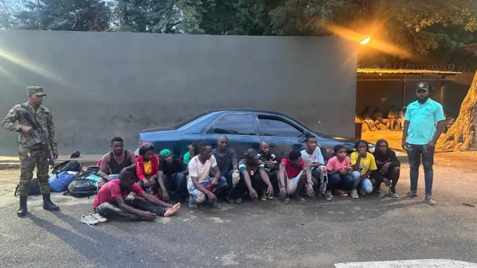 Army intercepts vehicle with 14 undocumented Haitians in Santiago | De Último Minuto English