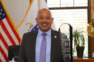 Lawrence Mayor, Brian DePeña, is released after being detained by the FBI | De Último Minuto English