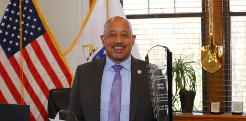 Lawrence Mayor, Brian DePeña, is released after being detained by the FBI | De Último Minuto English