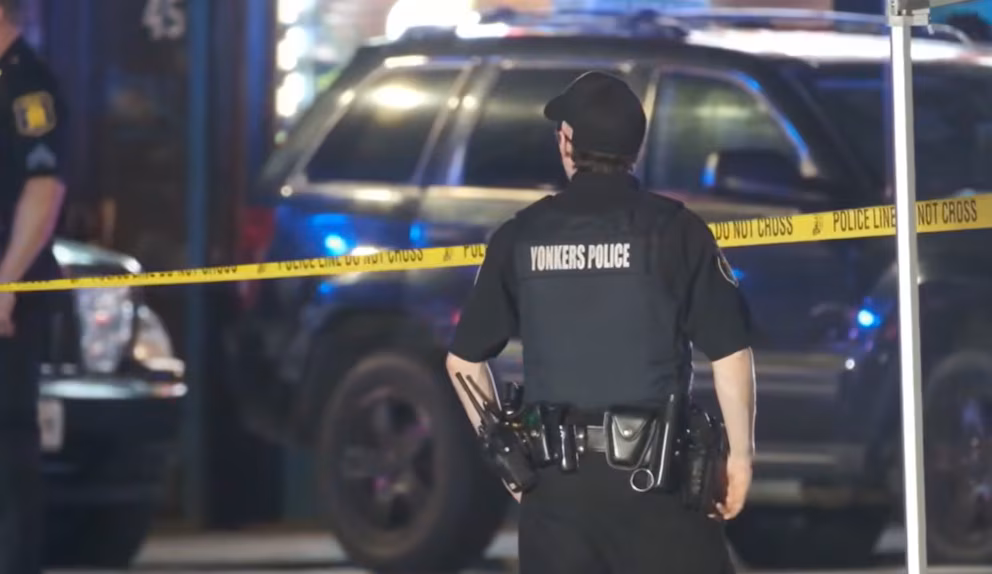 Shooting in New York left one dead, four teenagers injured and a 15-year-old minor detained | De Último Minuto English