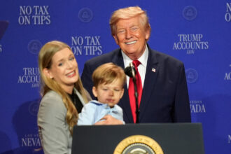 Trump runs to prevent a child from falling off the stage and immediately mocks Biden | De Último Minuto English