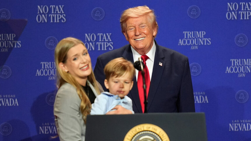 Trump runs to prevent a child from falling off the stage and immediately mocks Biden | De Último Minuto English