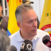 Colombia earthquake: Pereira mayor breaks down in tears as journalist embraces him