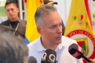 Colombia earthquake: Pereira mayor breaks down in tears as journalist embraces him