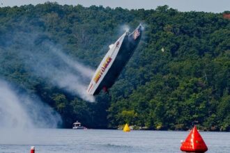 High-speed boat goes airborne at more than 320 km/h and flips several times