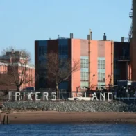Woman sues Rikers Island for handcuffing her while pregnant | De Último Minuto English