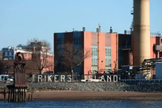 Woman sues Rikers Island for handcuffing her while pregnant | De Último Minuto English