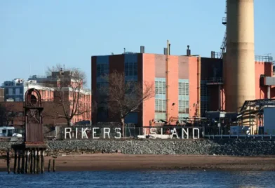 Woman sues Rikers Island for handcuffing her while pregnant | De Último Minuto English