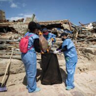 Venezuelans clean the streets of La Guaira after earthquakes to help reduce pollution | De Último Minuto English