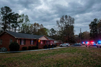 Authorities investigate shooting between family members that left three dead in North Carolina | De Último Minuto English