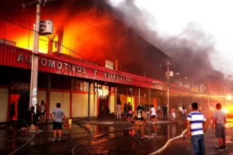 A fire affects the main market of Santa Cruz, the most populous region of Bolivia | De Último Minuto English