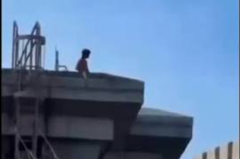 Naked man survives jump from Brooklyn Bridge after scaling tower