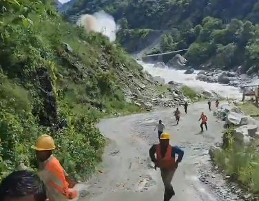 Worker films moment he escapes deadly Nepal floods