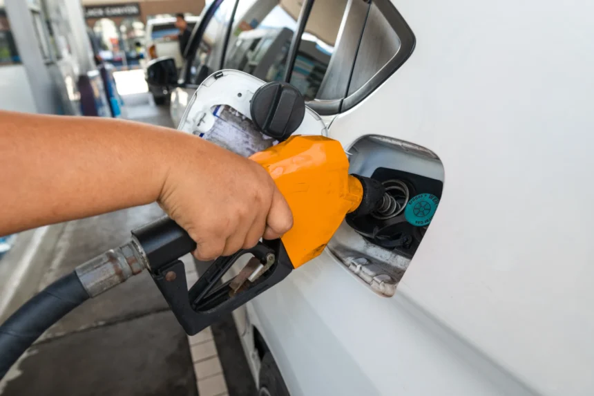 RD$3.00 increase for gasoline and regular diesel; others frozen | De Último Minuto English