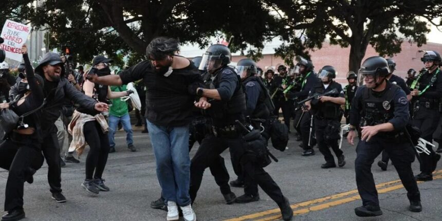 Trump plans for immigration agents to wear shock-delivering gloves | De Último Minuto English