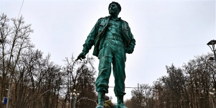 Hundreds of Russians celebrate Fidel Castro's centenary in front of his statue in Moscow | De Último Minuto English