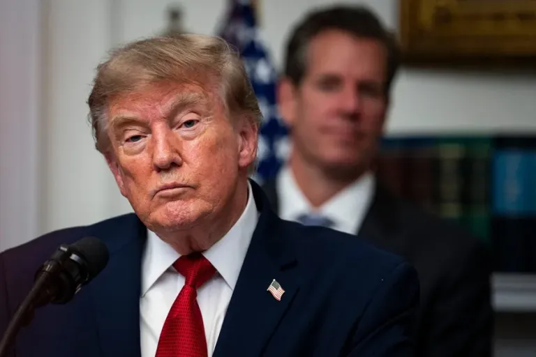 Trump announces an "unprecedented" economic offensive to isolate Trump | De Último Minuto English
