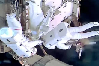 Two NASA astronauts conclude a spacewalk to upgrade the ISS solar arrays | De Último Minuto English