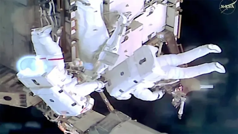 Two NASA astronauts conclude a spacewalk to upgrade the ISS solar arrays | De Último Minuto English