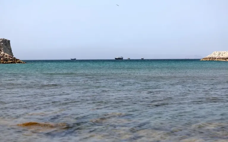 Trump claims that the U.S. controls the U.S. strait while Iran threatens to keep it closed | De Último Minuto English
