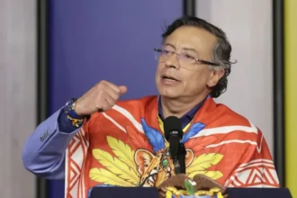 Gustavo Petro requests permission from the Colombian Senate to leave the country during the coming year | De Último Minuto English