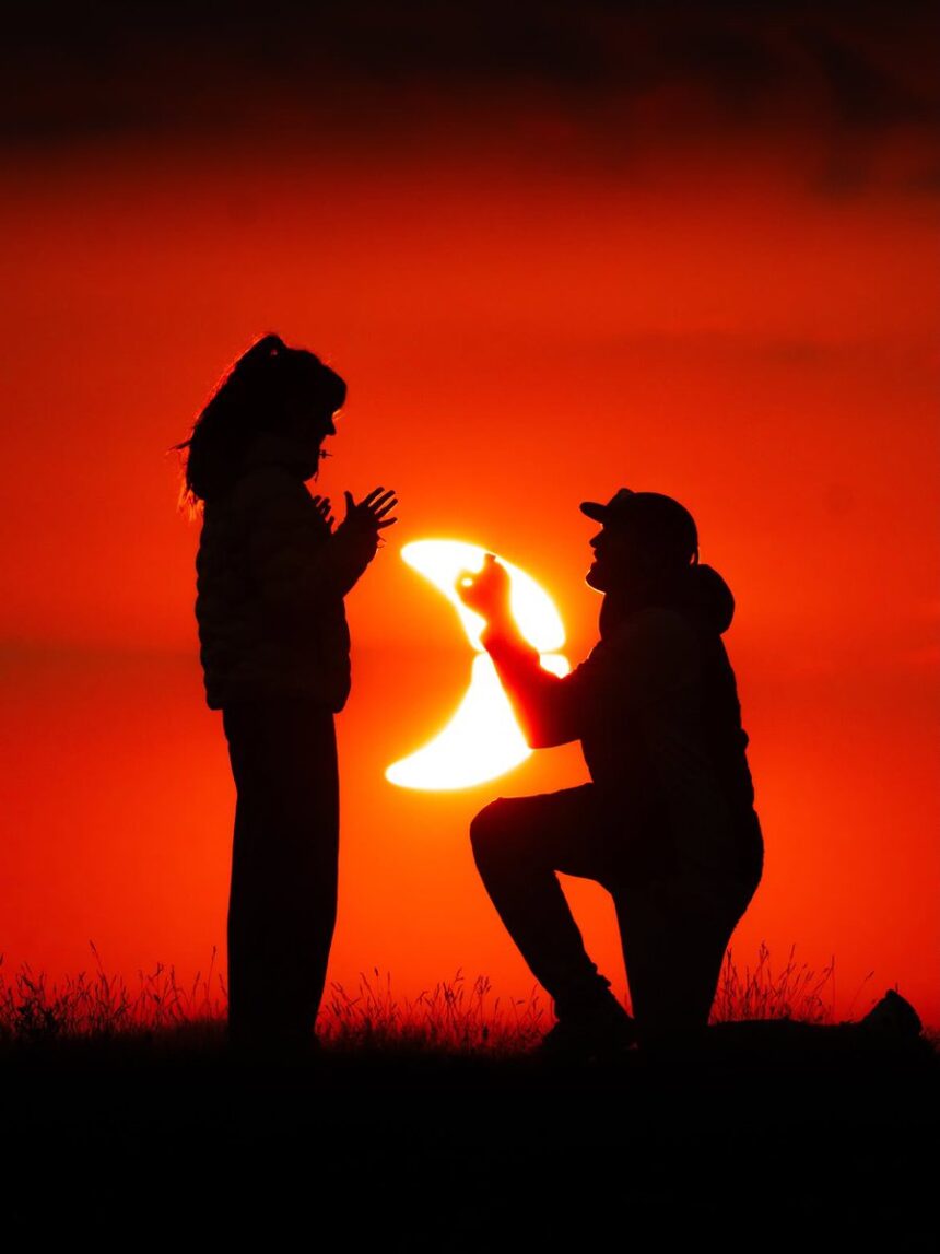 Proposal during solar eclipse in French Alps goes viral