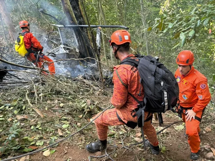 Four people die after a helicopter crashes in a wooded area of Rio de Janeiro | De Último Minuto English
