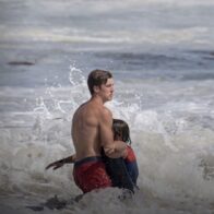 Teen lifeguard recounts dramatic ocean rescue in Santa Cruz | De Último Minuto English