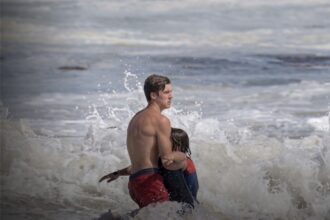 Teen lifeguard recounts dramatic ocean rescue in Santa Cruz | De Último Minuto English