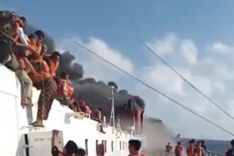 At least 5 dead, 41 missing after ferry catches fire off Indonesia | De Último Minuto English