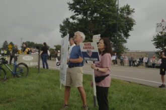 Supporters rally outside Ohio ICE office as Haitian TPS holders attend check-ins | De Último Minuto English