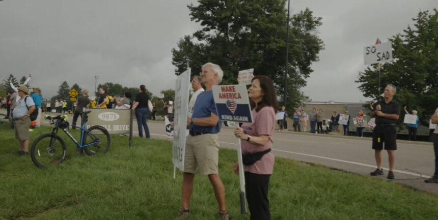 Supporters rally outside Ohio ICE office as Haitian TPS holders attend check-ins | De Último Minuto English