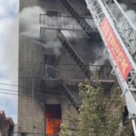 11 injured, including three firefighters, in five-alarm apartment fire in the Bronx | De Último Minuto English