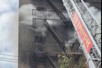 11 injured, including three firefighters, in five-alarm apartment fire in the Bronx | De Último Minuto English