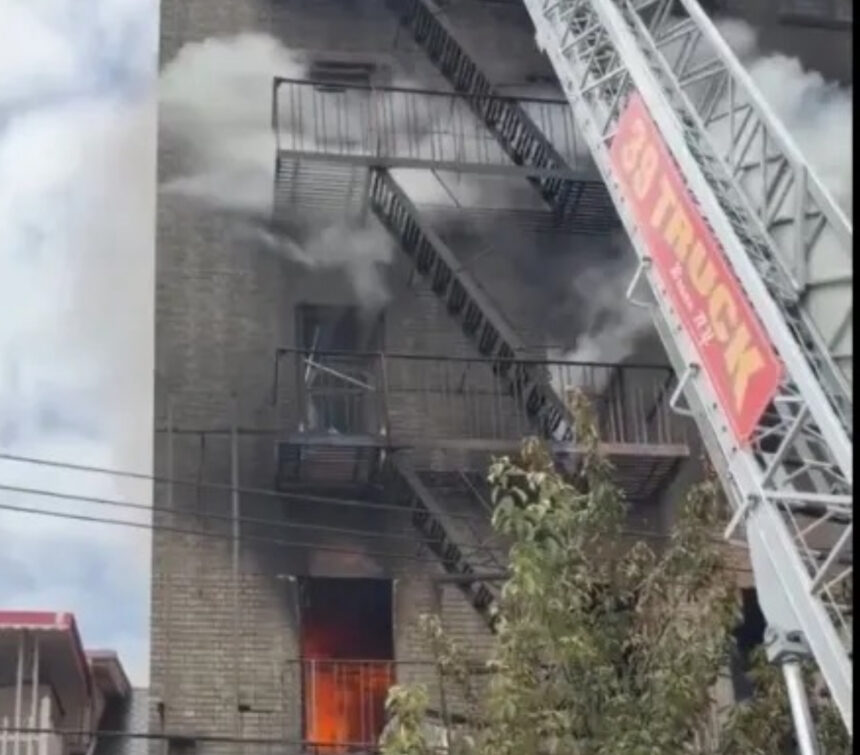 11 injured, including three firefighters, in five-alarm apartment fire in the Bronx | De Último Minuto English