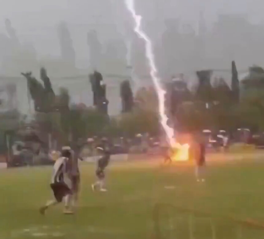 24-year-old footballer killed by lightning strike during match in Thailand | De Último Minuto English