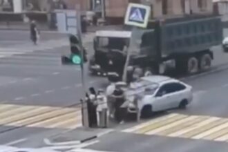 Car plows into pedestrians waiting at crosswalk in Russia, injuring eight | De Último Minuto English
